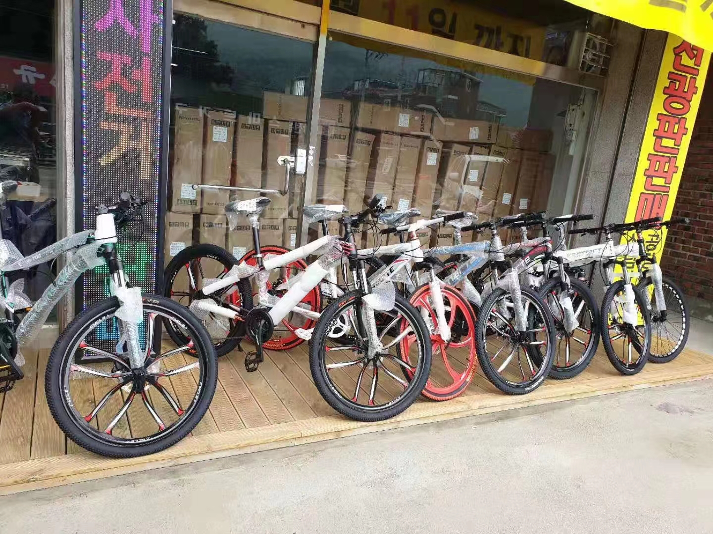 Korean Customer Bicycle Shop Sell Sikesaisi Bikes, equip system you can choose.